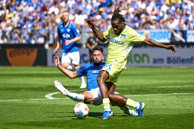 Marco Richter (SV Darmstadt 1898, 23) im Zweikampf mit Deyovaisio Zeefuik (Hertha BSC, 42), GER, SV Darmstadt 98 vs. Hertha BSC, Fussball, 2. Bundesliga, 3. Spieltag, Saison 2025 2026, 24.08.2025 DFL regulations prohibit any use of photographs as image sequences and or quasi-video GER, SV Darmstadt 98 vs. Hertha BSC, Fussball, 2. Bundesliga, 3. Spieltag, Saison 2025 2026, 24.08.2025 Darmstadt