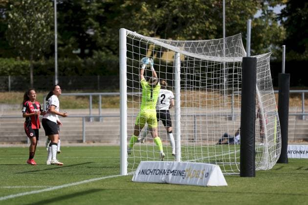 24.08.2025, xjcx, Frauen, Fussball, Saison 2025 2026, 2. Frauen-Bundesliga, 1. Spieltag: Eintracht Frankfurt II - Borussia Moenchengladbach Jil Frehse ( 1, Borussia Mönchengladbach) Frankfurt am Main Stadion am Brentanobad Hessen Deutschland