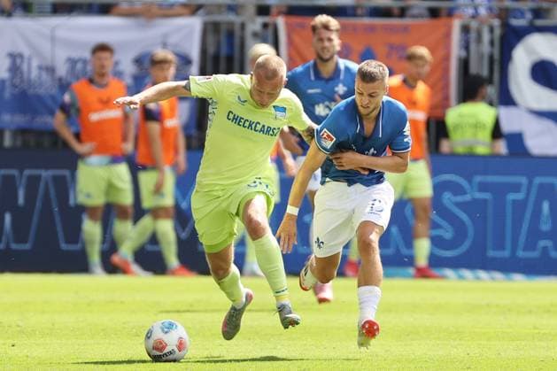 24.08.2025, xtvx, Fussball 2.Bundesliga, SV Darmstadt 98 - Hertha BSC Berlin v.l. Zweikampf, Duell, duel, tackle, compete Jon Dagur Thorsteinsson (Hertha BSC Berlin) Fabian Nuernberger (SV Darmstadt 98) (DFL DFB REGULATIONS PROHIBIT ANY USE OF PHOTOGRAPHS as IMAGE SEQUENCES and or QUASI-VIDEO) Darmstadt