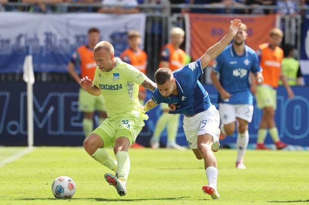 24.08.2025, xtvx, Fussball 2.Bundesliga, SV Darmstadt 98 - Hertha BSC Berlin v.l. Zweikampf, Duell, duel, tackle, compete Jon Dagur Thorsteinsson (Hertha BSC Berlin) Fabian Nuernberger (SV Darmstadt 98) (DFL DFB REGULATIONS PROHIBIT ANY USE OF PHOTOGRAPHS as IMAGE SEQUENCES and or QUASI-VIDEO) Darmstadt