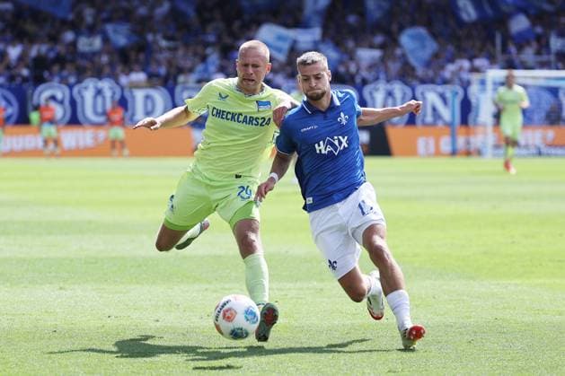 24.08.2025, xtvx, Fussball 2.Bundesliga, SV Darmstadt 98 - Hertha BSC Berlin v.l. Zweikampf, Duell, duel, tackle, compete Jon Dagur Thorsteinsson (Hertha BSC Berlin) Fabian Nuernberger (SV Darmstadt 98) (DFL DFB REGULATIONS PROHIBIT ANY USE OF PHOTOGRAPHS as IMAGE SEQUENCES and or QUASI-VIDEO) Darmstadt