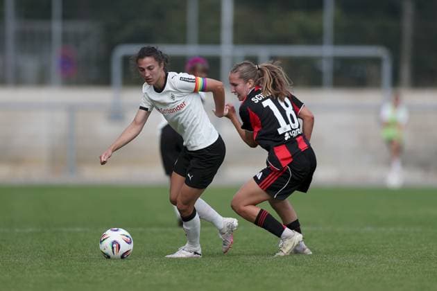 24.08.2025, xjcx, Frauen, Fussball, Saison 2025 2026, 2. Frauen-Bundesliga, 1. Spieltag: Eintracht Frankfurt II - Borussia Moenchengladbach Kristina Bartsch ( 22, Borussia Mönchengladbach) und Carlotta Schwoerer ( 18, Eintracht Frankfurt II) Frankfurt am Main Stadion am Brentanobad Hessen Deutschland