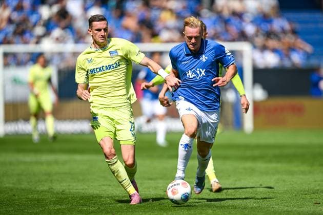 Niklas Kolbe (Hertha BSC, 27) im Zweikampf mit Isac Lidberg (SV Darmstadt 1898, 07), GER, SV Darmstadt 98 vs. Hertha BSC, Fussball, 2. Bundesliga, 3. Spieltag, Saison 2025 2026, 24.08.2025 DFL regulations prohibit any use of photographs as image sequences and or quasi-video GER, SV Darmstadt 98 vs. Hertha BSC, Fussball, 2. Bundesliga, 3. Spieltag, Saison 2025 2026, 24.08.2025 Darmstadt