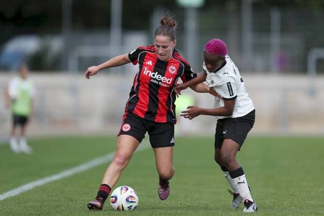 24.08.2025, xjcx, Frauen, Fussball, Saison 2025 2026, 2. Frauen-Bundesliga, 1. Spieltag: Eintracht Frankfurt II - Borussia Moenchengladbach Jana Theijs ( 2, Eintracht Frankfurt II) und Emma Marie Lattus ( 7, Borussia Mönchengladbach) Frankfurt am Main Stadion am Brentanobad Hessen Deutschland
