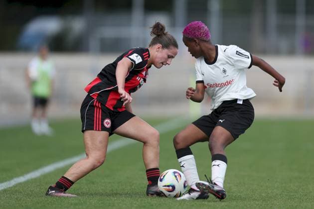24.08.2025, xjcx, Frauen, Fussball, Saison 2025 2026, 2. Frauen-Bundesliga, 1. Spieltag: Eintracht Frankfurt II - Borussia Moenchengladbach Jana Theijs ( 2, Eintracht Frankfurt II) und Emma Marie Lattus ( 7, Borussia Mönchengladbach) Frankfurt am Main Stadion am Brentanobad Hessen Deutschland