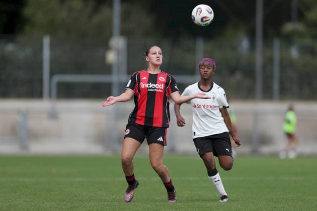 24.08.2025, xjcx, Frauen, Fussball, Saison 2025 2026, 2. Frauen-Bundesliga, 1. Spieltag: Eintracht Frankfurt II - Borussia Moenchengladbach Jana Theijs ( 2, Eintracht Frankfurt II) und Emma Marie Lattus ( 7, Borussia Mönchengladbach) Frankfurt am Main Stadion am Brentanobad Hessen Deutschland