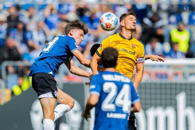 24.08.2025 - Fußball, 2025 2026, 2. Bundesliga, 3. Spieltag, DSC Arminia Bielefeld - SG Dynamo Dresden: (L-R) Maximilian Großer (Bielefeld), Stefan Kutschke (Dresden) DFL REGULATIONS PROHIBIT ANY USE OF PHOTOGRAPHS AS IMAGE SEQUENCES AND OR QUASI-VIDEO.