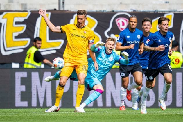 24.08.2025 - Fußball, 2025 2026, 2. Bundesliga, 3. Spieltag, DSC Arminia Bielefeld - SG Dynamo Dresden: (L-M) Stefan Kutschke (Dresden), Leo Oppermann (Bielefeld) DFL REGULATIONS PROHIBIT ANY USE OF PHOTOGRAPHS AS IMAGE SEQUENCES AND OR QUASI-VIDEO.