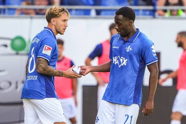 Luca Marseiler (SV Darmstadt 98, 08) hat bei seiner Einwechslung einen Zettel mit Anweisungen für Merveille Papela (SV Darmstadt 98, 21) mitbekommen - 24.08.2025 2. Bundesliga, Saison 25 26: SV Darmstadt 98 vs. Hertha BSC Berlin, Stadion am Boellenfalltor, 3. Spieltag, emonline, emspor,
