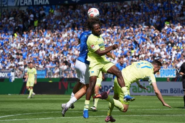 Kopfballduell Frasier Hornby (SV Darmstadt 98, 09) gegen Deyovaisio Zeefuik (Hertha BSC Berlin, 42) - 24.08.2025 2. Bundesliga, Saison 25 26: SV Darmstadt 98 vs. Hertha BSC Berlin, Stadion am Boellenfalltor, 3. Spieltag, emonline, emspor,