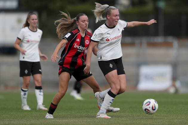 24.08.2025, xjcx, Frauen, Fussball, Saison 2025 2026, 2. Frauen-Bundesliga, 1. Spieltag: Eintracht Frankfurt II - Borussia Moenchengladbach Helene Schäfer ( 35, Eintracht Frankfurt II) und Kyra van Leeuwe ( 14, Borussia Mönchengladbach) Frankfurt am Main Stadion am Brentanobad Hessen Deutschland