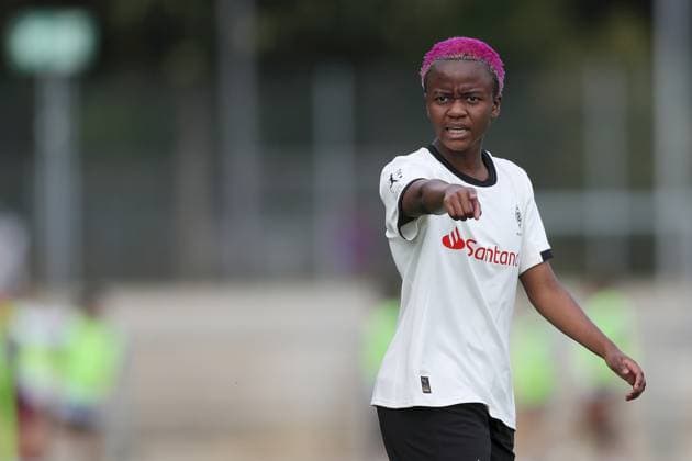 24.08.2025, xjcx, Frauen, Fussball, Saison 2025 2026, 2. Frauen-Bundesliga, 1. Spieltag: Eintracht Frankfurt II - Borussia Moenchengladbach Emma Marie Lattus ( 7, Borussia Mönchengladbach) gestikuliert, Arme, Hände, gibt Anweisungen Frankfurt am Main Stadion am Brentanobad Hessen Deutschland