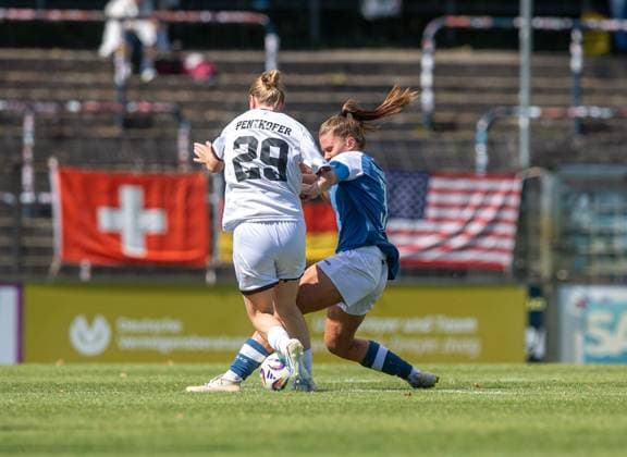 Fussball, Frauen, Saison 2025 2026, 2. Bundesliga (1. Spieltag), 1. FFC Turbine Potsdam - FC Ingolstadt 04, v.l. Nina Penzkofer (Ingolstadt), Emilie Bernhardt (Turbine Potsdam), 24.08.2025, Copyright: xSebastianxRäppold MatthiasxKochx