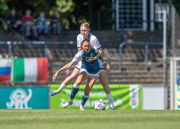 Fussball, Frauen, Saison 2025 2026, 2. Bundesliga (1. Spieltag), 1. FFC Turbine Potsdam - FC Ingolstadt 04, v.l. Nina Penzkofer (Ingolstadt), Mia Schmid (Turbine Potsdam), 24.08.2025, Copyright: xSebastianxRäppold MatthiasxKochx