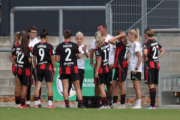 24.08.2025, xjcx, Frauen, Fussball, Saison 2025 2026, 2. Frauen-Bundesliga, 1. Spieltag: Eintracht Frankfurt II - Borussia Moenchengladbach Julia Simic (Cheftrainerin, Eintracht Frankfurt II) gestikuliert, Arme, Hände, gibt Anweisungen Frankfurt am Main Stadion am Brentanobad Hessen Deutschland