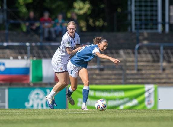 Fussball, Frauen, Saison 2025 2026, 2. Bundesliga (1. Spieltag), 1. FFC Turbine Potsdam - FC Ingolstadt 04, v.l. Nina Penzkofer (Ingolstadt), Mia Schmid (Turbine Potsdam), 24.08.2025, Copyright: xSebastianxRäppold MatthiasxKochx