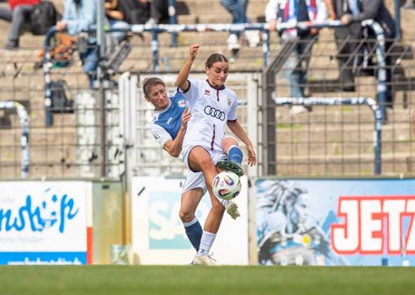 Fussball, Frauen, Saison 2025 2026, 2. Bundesliga (1. Spieltag), 1. FFC Turbine Potsdam - FC Ingolstadt 04, v.l. Bianca Schmidt (Turbine Potsdam), Magdalena Schwarz (Ingolstadt), 24.08.2025, Copyright: xSebastianxRäppold MatthiasxKochx