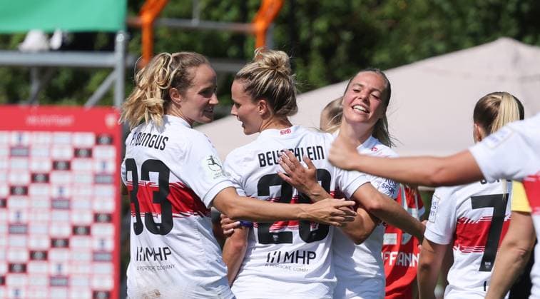 Stuttgart , Fußball 2. Bundesliga , VfB Stuttgart Frauen vs. FC Bayern München Frauen II , Jubel VfB , von links: Fabienne Dongus Jana Beuschlein Janina Hechler ( VfB )