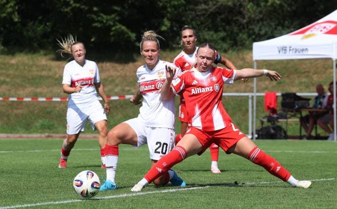 Stuttgart , Fußball 2. Bundesliga , VfB Stuttgart Frauen vs. FC Bayern München Frauen II , von links: Jana Beuschlein ( VfB ) Eszter Reszler ( Bayern )
