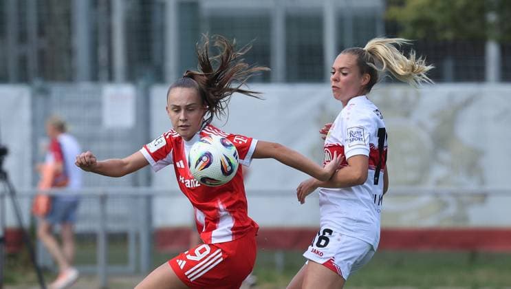 Stuttgart , Fußball 2. Bundesliga , VfB Stuttgart Frauen vs. FC Bayern München Frauen II , von links: Melina Hoffmann ( Bayern ) Janina Hechler ( VfB )