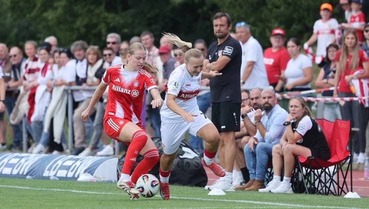 Stuttgart , Fußball 2. Bundesliga , VfB Stuttgart Frauen vs. FC Bayern München Frauen II , von links: Maria Gmeineder ( Bayern ) Leonie Schetter ( vfB )