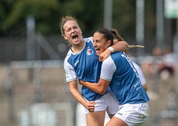 Fussball, Frauen, Saison 2025 2026, 2. Bundesliga (1. Spieltag), 1. FFC Turbine Potsdam - FC Ingolstadt 04, v.l. Alina Gnädig (Turbine Potsdam), Adrijana Mori (Turbine Potsdam), Jubel nach Tor zum 2:0, 24.08.2025, Copyright: xSebastianxRäppold MatthiasxKochx