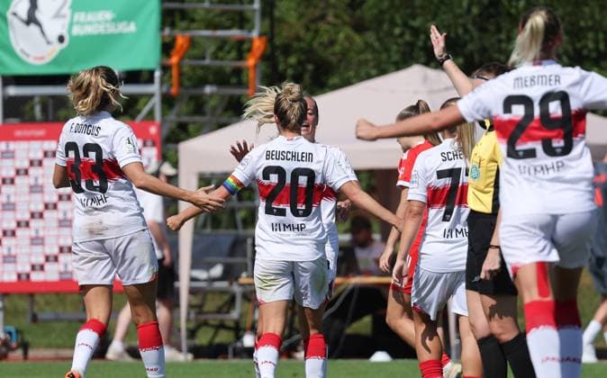 Stuttgart , Fußball 2. Bundesliga , VfB Stuttgart Frauen vs. FC Bayern München Frauen II , Jubel VfB , mitte: Jana Beuschlein