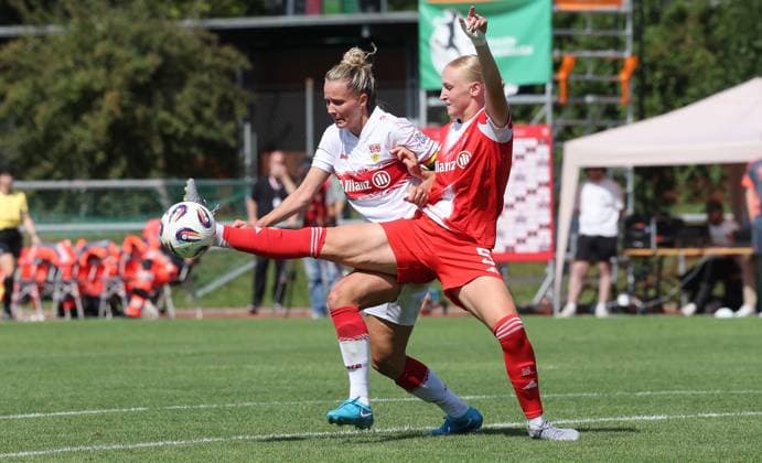 Stuttgart , Fußball 2. Bundesliga , VfB Stuttgart Frauen vs. FC Bayern München Frauen II , von links: Jana Beuschlein ( VfB ) Luzia Zähringer ( Bayern )
