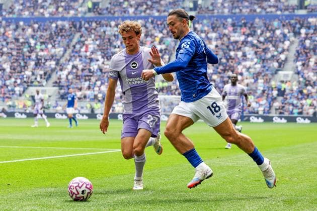 Premier League Everton v Brighton and Hove Albion Jack Grealish of Everton is put under pressure by Mats Wieffer of Brighton & Hove Albion during the Premier League match Everton vs Brighton and Hove Albion at Hill Dickinson Stadium, Liverpool, United Kingdom, 24th August 2025 (Photo by Mark Cosgrove News Images) Liverpool Hill Dickinson Stadium Merseyside United Kingdom Copyright: xMarkxCosgrove NewsxImagesx