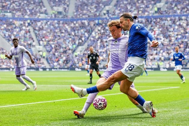Premier League Everton v Brighton and Hove Albion Jack Grealish of Everton is put under pressure by Mats Wieffer of Brighton & Hove Albion during the Premier League match Everton vs Brighton and Hove Albion at Hill Dickinson Stadium, Liverpool, United Kingdom, 24th August 2025 (Photo by Mark Cosgrove News Images) Liverpool Hill Dickinson Stadium Merseyside United Kingdom Copyright: xMarkxCosgrove NewsxImagesx