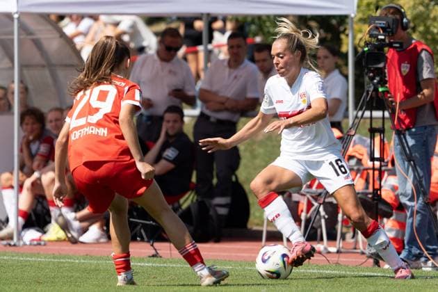 Janina Hechler (VFB Stuttgart Frauen, 16) im Zweikampf mit Melina Hoffmann (FC Bayern Muenchen 2 Frauen, 29), GER, VfB Stuttgart Frauen vs. FC Bayern Muenchen Frauen II, Fussball, 2. Frauen-Bundesliga, 1. Spieltag, Spielzeit 2025 2026, 24.08.2025, GER, VfB Stuttgart Frauen vs. FC Bayern Muenchen Frauen II, Fussball, 2. Frauen-Bundesliga, 1. Spieltag, Spielzeit 2025 2026, 24.08.2025, Stuttgart Copyright: xEibner-Pressefoto EdwardxCheungx EP_ECG