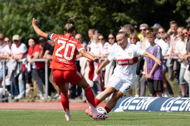 Leonie Schetter (VFB Stuttgart Frauen, 77) im Duell mit Jana Kappes (FC Bayern Muenchen 2 Frauen, 20), GER, VfB Stuttgart Frauen vs. FC Bayern Muenchen Frauen II, Fussball, 2. Frauen-Bundesliga, 1. Spieltag, Spielzeit 2025 2026, 24.08.2025, GER, VfB Stuttgart Frauen vs. FC Bayern Muenchen Frauen II, Fussball, 2. Frauen-Bundesliga, 1. Spieltag, Spielzeit 2025 2026, 24.08.2025, Stuttgart Copyright: xEibner-Pressefoto EdwardxCheungx EP_ECG