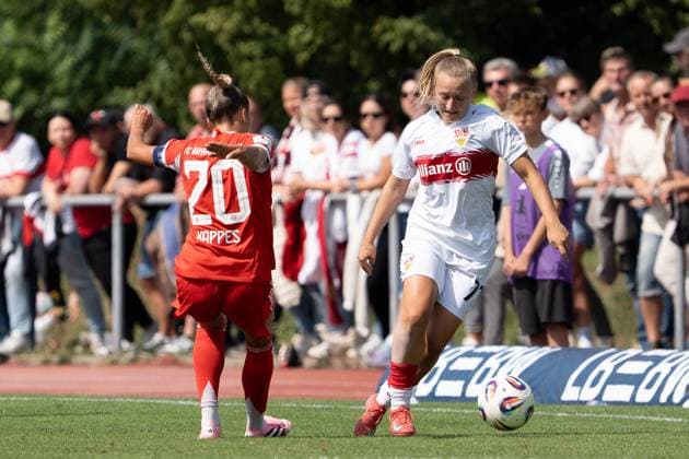 Leonie Schetter (VFB Stuttgart Frauen, 77) im Duell mit Jana Kappes (FC Bayern Muenchen 2 Frauen, 20), GER, VfB Stuttgart Frauen vs. FC Bayern Muenchen Frauen II, Fussball, 2. Frauen-Bundesliga, 1. Spieltag, Spielzeit 2025 2026, 24.08.2025, GER, VfB Stuttgart Frauen vs. FC Bayern Muenchen Frauen II, Fussball, 2. Frauen-Bundesliga, 1. Spieltag, Spielzeit 2025 2026, 24.08.2025, Stuttgart Copyright: xEibner-Pressefoto EdwardxCheungx EP_ECG