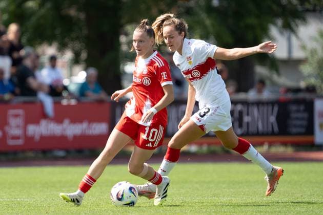 Zweikampf zwischen Sarah Ernst (FC Bayern Muenchen 2 Frauen, 10) und GER, VfB Stuttgart Frauen vs. FC Bayern Muenchen Frauen II, Fussball, 2. Frauen-Bundesliga, 1. Spieltag, Spielzeit 2025 2026, 24.08.2025, GER, VfB Stuttgart Frauen vs. FC Bayern Muenchen Frauen II, Fussball, 2. Frauen-Bundesliga, 1. Spieltag, Spielzeit 2025 2026, 24.08.2025, Stuttgart Copyright: xEibner-Pressefoto EdwardxCheungx EP_ECG