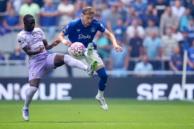 Everton v Brighton & Hove Albion - Premier League Yankuba Minteh of Brighton and Hove Albion and James Garner of Everton challenge during the Premier League match between Everton and Brighton & Hove Albion at Hill Dickinson Stadium on August 24, 2025 in Liverpool, England. Liverpool Hill Dickinson Stadium England United Kingdom Copyright: xEdxSykes Sportsphoto APLx 14133544