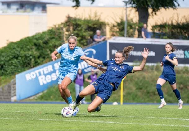 Fußball, Frauen, Saison 2024 2025, 2. Frauen-Bundesliga (1. Spieltag), FC Viktoria 1889 Berlin - SG Andernach, v. l. Sarah Stöckmann (FC Viktoria 1889 Berlin), Malou Müller (SGA), 24.08.2025, Copyright: xMatthiasxKochx