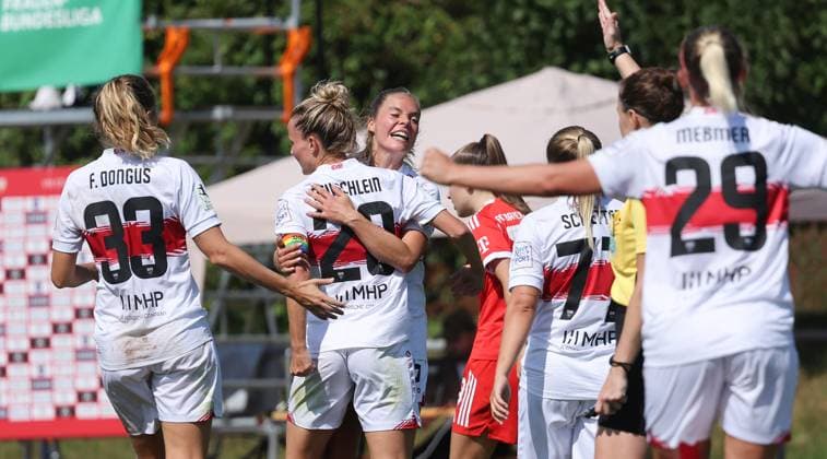 Stuttgart , Fußball 2. Bundesliga , VfB Stuttgart Frauen vs. FC Bayern München Frauen II , Jubel VfB , Jana Beuschlein mit Janina Hechler