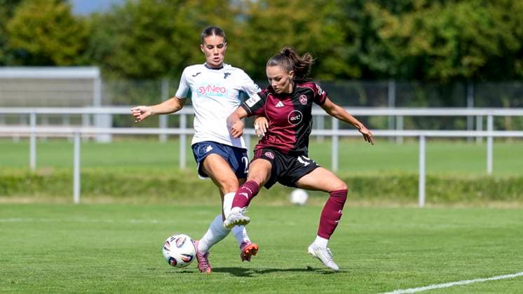 v.li.: Selina Cerci (TSG, 29), Sanja Homann (FCN, 19), Zweikampf, Spielszene, Duell, duel, tackle, tackling, Dynamik, Action, Aktion, 24.08.2025, Sankt Leon-Rot (Deutschland), Fussball, Frauen, Testspiel, TSG 1899 Hoffenheim - 1. FC Nürnberg, 24.08.2025, Sankt Leon-Rot (Deutschland), Fussball, Frauen, Testspiel, TSG 1899 Hoffenheim - 1. FC Nürnberg, DFB DFL REGULATIONS PROHIBIT ANY USE OF PHOTOGRAPHS AS IMAGE SEQUENCES AND OR QUASI-VIDEO.