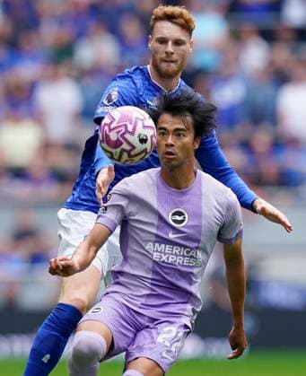 Liverpool, England, 24th August 2025. Kaoru Mitoma of Brighton (front) is challenged by Jake O™Brien of Everton during the Everton vs Brighton and Hove Albion Premier League match at Hill Dickinson Stadium, Liverpool. Picture credit should read: Andrew Yates Sportimage EDITORIAL USE ONLY. No use with unauthorised audio, video, data, fixture lists, club league logos or live services. Online in-match use limited to 120 images, no video emulation. No use in betting, games or single club league player publications. SPI_021_AY_EVERTON_BRIGHTON SPI-4088-0022
