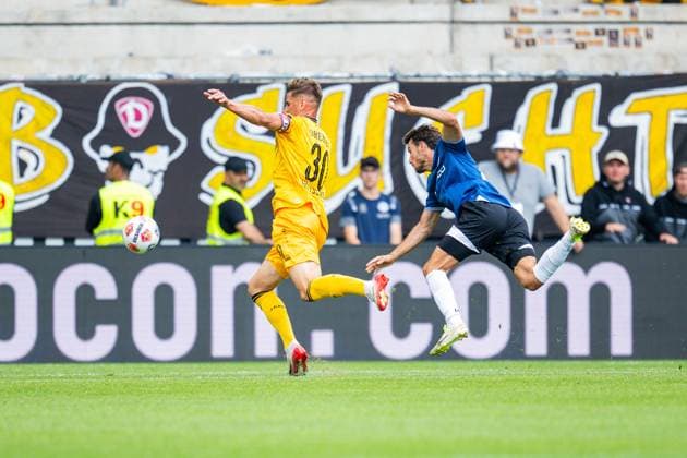 24.08.2025 - Fußball, 2025 2026, 2. Bundesliga, 3. Spieltag, DSC Arminia Bielefeld - SG Dynamo Dresden: (L-R) Stefan Kutschke (Dresden), Christopher Lannert (Bielefeld) mit einer Notbremse DFL REGULATIONS PROHIBIT ANY USE OF PHOTOGRAPHS AS IMAGE SEQUENCES AND OR QUASI-VIDEO.