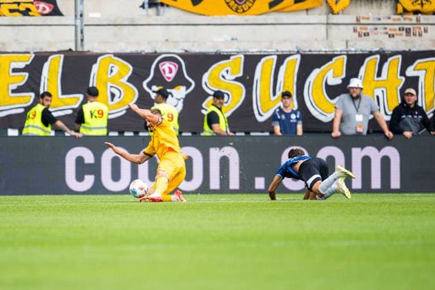 24.08.2025 - Fußball, 2025 2026, 2. Bundesliga, 3. Spieltag, DSC Arminia Bielefeld - SG Dynamo Dresden: (L-R) Stefan Kutschke (Dresden), Christopher Lannert (Bielefeld) mit einer Notbremse DFL REGULATIONS PROHIBIT ANY USE OF PHOTOGRAPHS AS IMAGE SEQUENCES AND OR QUASI-VIDEO.