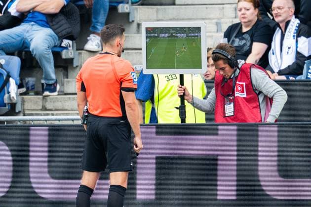24.08.2025 - Fußball, 2025 2026, 2. Bundesliga, 3. Spieltag, DSC Arminia Bielefeld - SG Dynamo Dresden: (M) Tom Bauer (Schiedsrichter) beim Videoassistenten, Video-Assist, Video Assist, Videobeweis DFL REGULATIONS PROHIBIT ANY USE OF PHOTOGRAPHS AS IMAGE SEQUENCES AND OR QUASI-VIDEO.