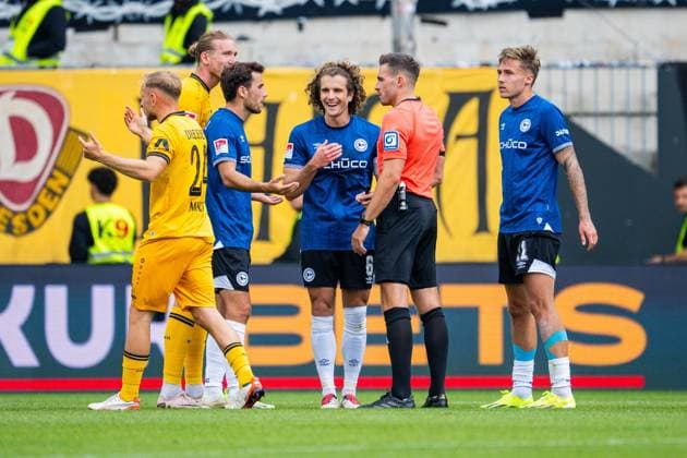 24.08.2025 - Fußball, 2025 2026, 2. Bundesliga, 3. Spieltag, DSC Arminia Bielefeld - SG Dynamo Dresden: (L-R) Tony Menzel (Dresden), Vinko Sapina (Dresden), Christopher Lannert (Bielefeld), Mael Corboz (Bielefeld), Tom Bauer (Schiedsrichter), Joel Grodowski (Bielefeld) nach dem Videobeweis DFL REGULATIONS PROHIBIT ANY USE OF PHOTOGRAPHS AS IMAGE SEQUENCES AND OR QUASI-VIDEO.