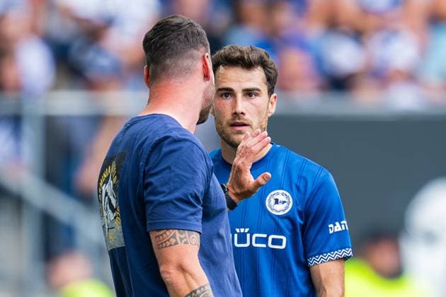 24.08.2025 - Fußball, 2025 2026, 2. Bundesliga, 3. Spieltag, DSC Arminia Bielefeld - SG Dynamo Dresden: (L-R) Mitch Kniat (Trainer - Bielefeld), Christopher Lannert (Bielefeld) nach seiner roten Karte, Platzverweis DFL REGULATIONS PROHIBIT ANY USE OF PHOTOGRAPHS AS IMAGE SEQUENCES AND OR QUASI-VIDEO.