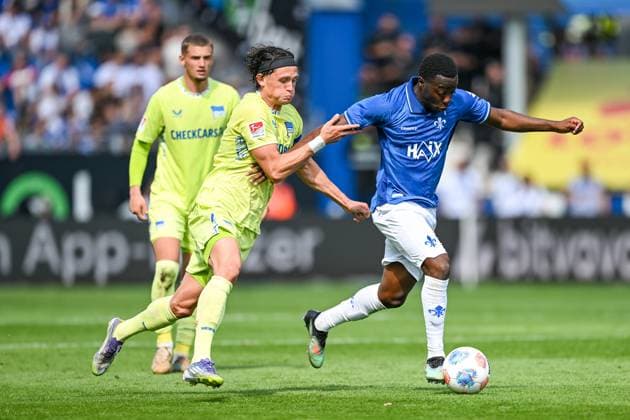 Fabian Reese (Hertha BSC, 11) im Zweikampf mit Merveille Papela (SV Darmstadt 1898, 21), GER, SV Darmstadt 98 vs. Hertha BSC, Fussball, 2. Bundesliga, 3. Spieltag, Saison 2025 2026, 24.08.2025 DFL regulations prohibit any use of photographs as image sequences and or quasi-video GER, SV Darmstadt 98 vs. Hertha BSC, Fussball, 2. Bundesliga, 3. Spieltag, Saison 2025 2026, 24.08.2025 Darmstadt