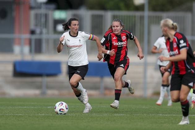 24.08.2025, xjcx, Frauen, Fussball, Saison 2025 2026, 2. Frauen-Bundesliga, 1. Spieltag: Eintracht Frankfurt II - Borussia Moenchengladbach Kristina Bartsch ( 22, Borussia Mönchengladbach) und Carlotta Schwoerer ( 18, Eintracht Frankfurt II) Frankfurt am Main Stadion am Brentanobad Hessen Deutschland