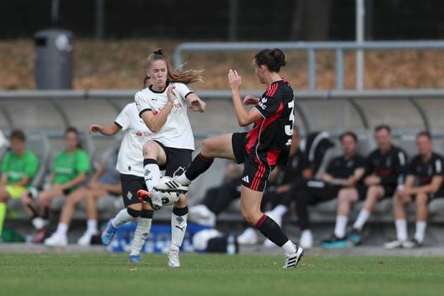 24.08.2025, xjcx, Frauen, Fussball, Saison 2025 2026, 2. Frauen-Bundesliga, 1. Spieltag: Eintracht Frankfurt II - Borussia Moenchengladbach Suus Van Der Drift ( 21, Borussia Mönchengladbach) und Esther Juretzka ( 34, Eintracht Frankfurt II) Frankfurt am Main Stadion am Brentanobad Hessen Deutschland