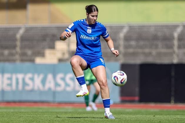 Anouk Blaschka (SV Meppen, 10) am Ball, Einzelbild, Ganzkörper, Aktion, Action, Spielszene, DIE DFB-RICHTLINIEN UNTERSAGEN JEGLICHE NUTZUNG VON FOTOS ALS SEQUENZBILDER UND ODER VIDEOÄHNLICHE FOTOSTRECKEN. DFB REGULATIONS PROHIBIT ANY USE OF PHOTOGRAPHS AS IMAGE SEQUENCES AND OR QUASI-VIDEO., 24.08.2025, Meppen (Deutschland), Fussball, 2. Frauen-Bundesliga, VfL Wolfsburg II - SV Meppen