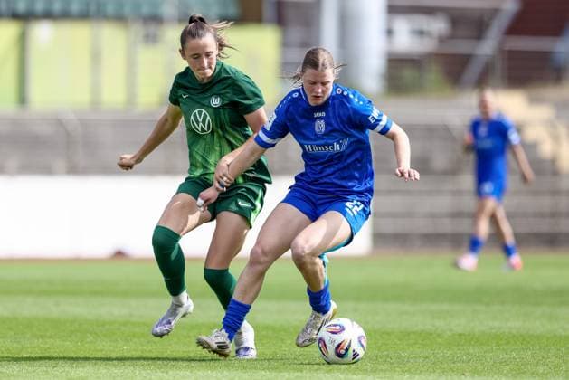 v.li.: Lisa Beyer (VfL Wolfsburg II, 8) und Lilly Damm (SV Meppen, 22) im Zweikampf, Duell, Dynamik, Aktion, Action, Spielszene, DIE DFB-RICHTLINIEN UNTERSAGEN JEGLICHE NUTZUNG VON FOTOS ALS SEQUENZBILDER UND ODER VIDEOÄHNLICHE FOTOSTRECKEN. DFB REGULATIONS PROHIBIT ANY USE OF PHOTOGRAPHS AS IMAGE SEQUENCES AND OR QUASI-VIDEO., 24.08.2025, Meppen (Deutschland), Fussball, 2. Frauen-Bundesliga, VfL Wolfsburg II - SV Meppen