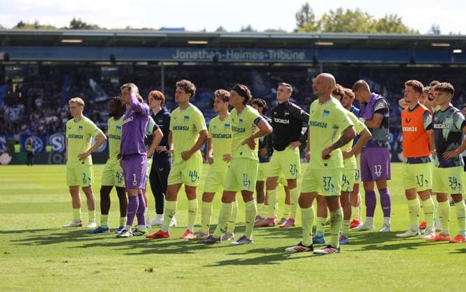 24.08.2025, xdcx, Fussball 2. Bundesliga, SV Darmstadt 98 - Hertha BSC Berlin, emonline, emspor, despor, v.l., Hertha-Spieler enttaeuscht, enttaeuscht schauend, dissapointed, traurig, frustiert, frust, gefrustet, Torwart Tjark Ernst (Hertha BSC Berlin), Fabian Reese (Hertha BSC Berlin), Toni Leistner (Hertha BSC Berlin) DFL DFB REGULATIONS PROHIBIT ANY USE OF PHOTOGRAPHS AS IMAGE SEQUENCES AND OR QUASI-VIDEO.